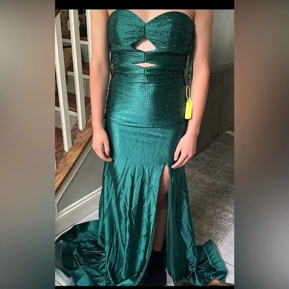 Strapless Emerald Green Gown - Picture 2 of 3